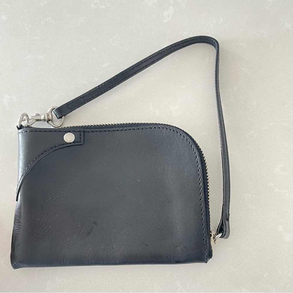 GAP BLACK LEATHER WALLET POUCHZIPPER CLOSURE